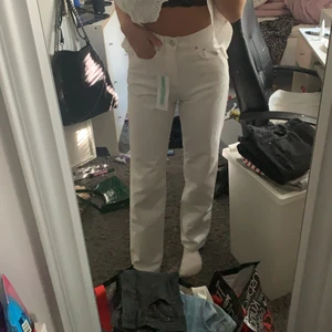 Byxor - Säljer mina helt nya byxor då jag tappa bort mitt kvitto så kunde inte lämna tillbaka dom. Men dom sitter jätte fint o formar kroppen jätte bra. Köpte dom för 600. Och är 170. För fler bilder eller frågor är det bara att fråga mig så kan jag fixa det☺️👍🏼