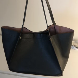 Svart väska - Säljer nu min HM väska pågrund av att ja köpt en annan jätte fin väska , denna väska är ganska stor och tar väldigt mycket saker i sig. Den är i jättebra skick och jätte bra att ha nu till skolan. Köp direkt för 150