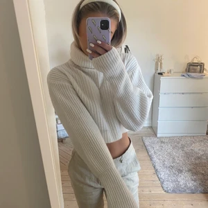 stickad tröja - As najs stickad tröja från Linn Ahlborgs kollektion med nakd. Så fin och går verkligen att använda till typ allt!!💕💕