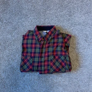 dressman flannel/tjock skjorta - Bra skick, köpt secondhand men aldrig använts av mig.  Sitter stort men funkar över en hoodie