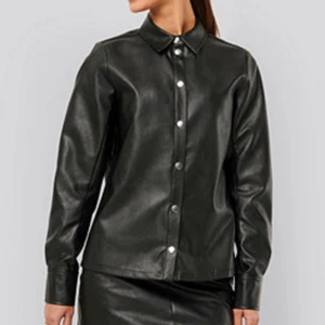 Skinnskjorta  - Assnygg skjorta i skinn från MisslisibellXNakd. Är jättesnygg att ha öppen och använda som jacka💖 