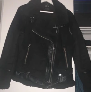 Jacka från Zara - Jackan är i väldigt fint skick och är ganska varm. Den är "fodrad”. Den är köpt i Zara.