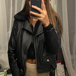 Jacka zara - Jacka från zara. Läderimitation med fuskpäls och päls kragen går att ta bort. Strl M men passar S/XS