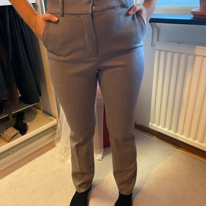 Byxor från H&M - Gråa kostymbyxor från H&M, oanvända så dem är i bästa skick,Sitter jätte bra på💗☺️