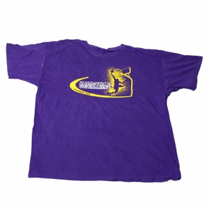 Cristivas - Vintage Graphic T-shirt - En riktigt cool lila tröja som har en riktigt efterfrågad färg när det gäller tröjor. Den har ett gult splattertryck på nådde bak- och framsida! Thriftad på en yardsale i USA.