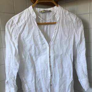 En vit linne skjorta från Zara, köpt ett bra tag sedan. Storlek 34💓🍒