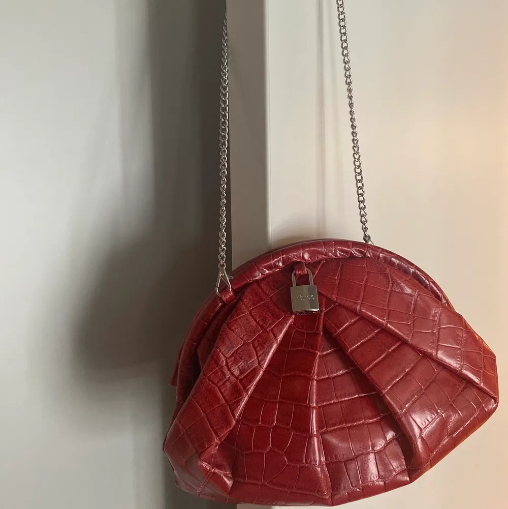 ( lånad bild ) Denna röda superfina väska ifrån nunoo! Knappast använd alltså i nyskick! Man kan använda den både som en axelväska men också som en crossover som på bilden! 💕. Väskor.