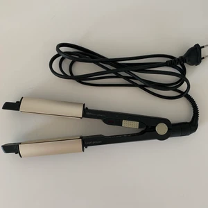 Babyliss plattång + locktång  - Hej! Säljer min plattång då den tyvärr inte kommer till användning köpt på Åhléns för 495kr! Den har keramiska plattor för ett professionellt resultat! Den exklusiva plattången med det smarta systemet iCurl, som låter dig platta och locka med båda sidorna av plattången 💕