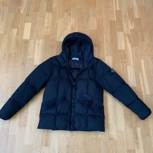 Stone Island jacka stl M - Svart vinterjacka ifrån Stone Island i storlek M, använd ett fåtal gånger denna vinter. Nypris: 7 800kr, Mitt pris: 4 000kr (köparen står för frakten)