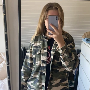 Militär jacka  - Jacka från hm. Använd 3 gånger. Köpare står för frakten som är 66kr 