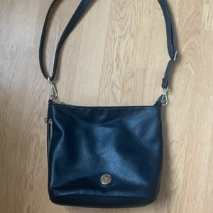 Don Donna väska - Är inte säker om jag vill sälja denna så ser först ifall någon/några är intresserade. Har använt väskan ett fåtal gånger och den är i bra skick (lite små ”skråmor” här och där men inget man tänker på, börjar bud på 195 krdå jag köpte den för ca 600. Den har tre fickor med drag kedja på utsidan av väskan, en på insidan och två utan dragkedja på insidan också. Ett justerbart axelband och ett ”handtag/band” tillkommer. Vid frågor eller bilder kontakta privat. Frakt vet jag inte än. <3 <3