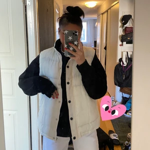 Väst  - Superfin vit väst som sitter rätt så oversized som passar perfekt inför hösten🍂🍁. Har tyvärr inte kommit till mycket andvändning så den är i fin skick! (Syns kanske inte på bild men västen har fickor om någon undrar)