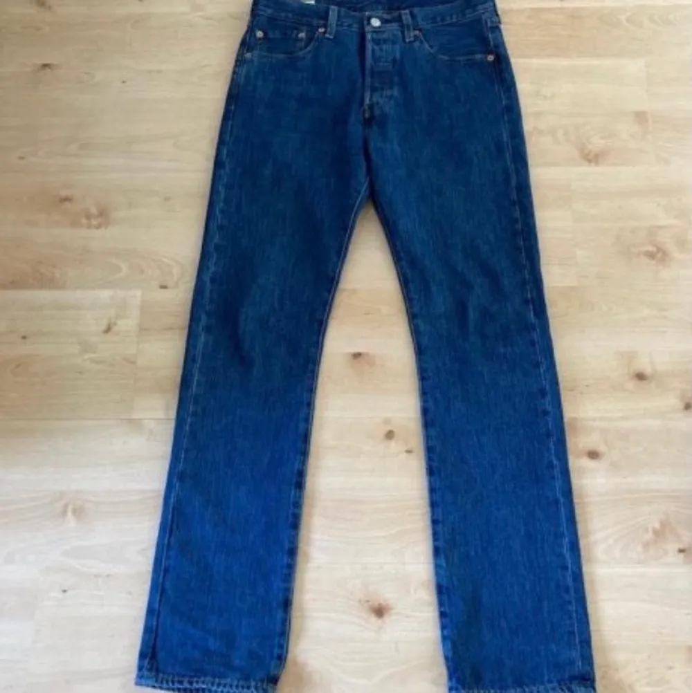 Hej säljer Levis 501 jeans då dom är för små nu.              Dom är i väldigt bra skick cirka andvänt dom 5 gånger.      Pris 450 kr.                                                                   Skriv för intresse. . Jeans & Byxor.