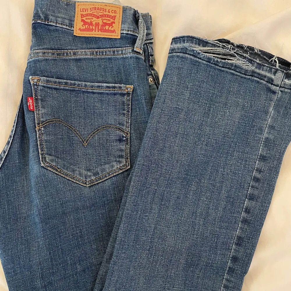 Superfina levis jeans som tyvärr blivit lite små. De är storlek 25 och de är bootcut. Lite slitna nertill som man kan se annars e det i jättefint skick. Skriv för fler bilder eller frågor. Kan mötas upp i Stockholm annars tillkommer fraktkostnad!. Jeans & Byxor.