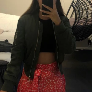 Bomber jacka  - En mörk grön bomber jacka i ett jättefint skick! Det finns en ficka på armen där man får plats med nyckar eller läppglans eller likande. Det finns även två rymliga jackfickor på vardera sida. Frakt tillkommer & jackan är köpt på H&M för några år sedan. Jackan är tjock så den passar bra till höst och tidig vår!