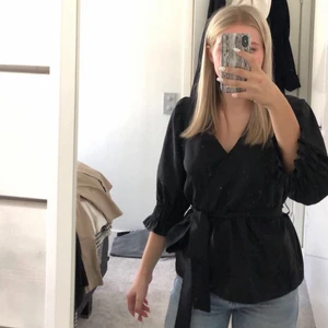 Blus - Så fin blus som tyvärr bara kommit till användning en gång:( Köpt för cirka ett halvår sedan på Cubus. Frakt tillkommer.