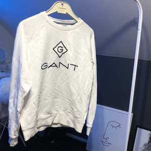 Vit gant tröja  - Använd vit gant tröja i storlek 14/15år men som en S tycker jag passar. Skrynklig men går att strykas innan den skickas. Tänker mig 300 för för den (går att prata om priset på allt)