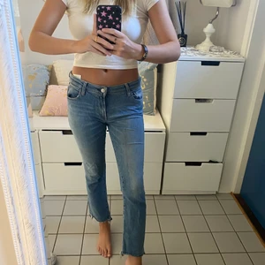 Replay jeans - Ett par svin snygga byxor från replay i en cropped modell. Storleken är small och sitter perfekt! Nypris ca 1400kr