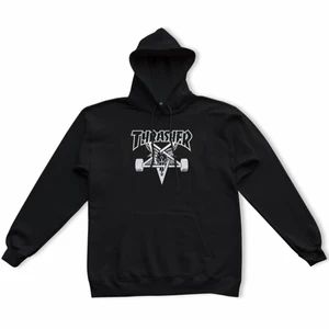 Trasher hoodie - Lånade bilder! En relativt ny trasher hoodie till salu, inga störta slitage men däremot en liten slitning som knappt syns, inte nopprig. Skriv för mer info och bilder!