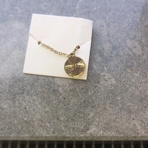 Guldfärgat halsband från guldfynd i nyskick pga att d ej e min stil - Nyskick aldrig använda 