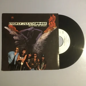 Scorpions singel! ⛓🖤🎼 - Asgrym scorpions singel med låten ”send me an angel” på A sidan och ”crazy world” på B sidan! Pris kan diskuteras! Skriv för frågor!