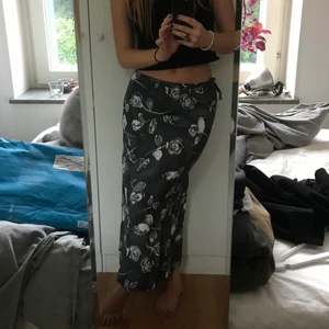 Omlott kjol - Fin grå kjol med vita blommor från humana! Med slit. Bra skick 🌟
