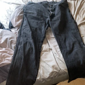 vintage baggy wrangler jeans - baggy wrangler jeans inga skador eller så vet inte exakta storleken men beroende på hur du vill att dom ska sitta så typ 160 så är dom jättebaggy o 180 så är dom typ straight