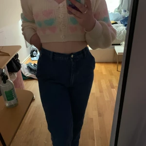 Kort stickad tjocktröja  - En v-ringad kort stickad tröja. Använd mer än 10 ggr. Skön och fin men halsband. Hjärtan runt hela tröjan. Köpt på Zalando. Frakt 30kr