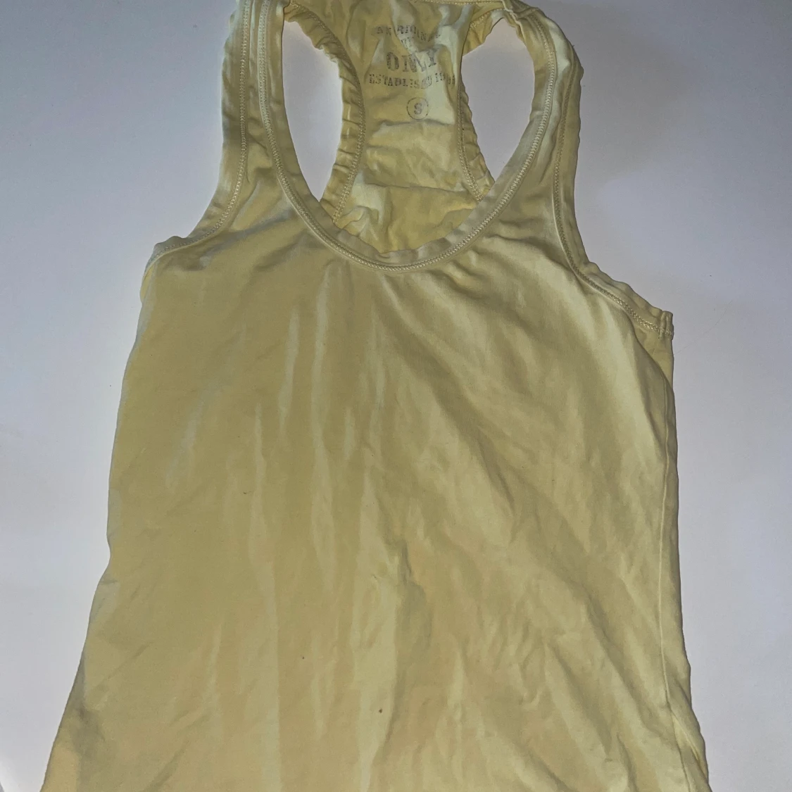 Randigt o gult linne o vit knyt T-shirt - 90