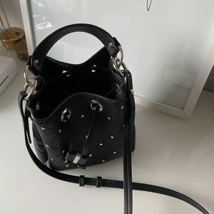 Väska - Säljer min superfina väska från zara , den är knappt använd och i väldigt fint skick, den är köpt för ganska längesedan så den finns inte att få tag på längre 💕💕 säljer för 150kr + frakt 💕💕