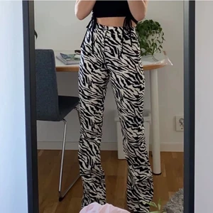 Zebrabyxor - Svincoola byxor från Motel rocks! Köpta för ca 800kr+frakt och tull. Jag har använt dem kanske 5 ggr och de är i jättebra skick! Bra kvalite och tyget är som jeans men fortfarande väldigt bekväma och lite stretchiga 