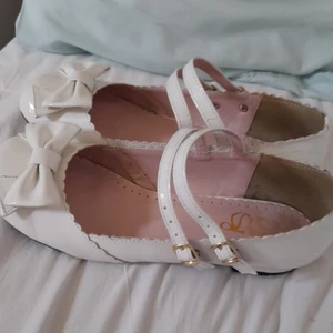 lolita skor - använda och lite slitna men mycket kvar att ge. japansk storlek 250 vilket betyder 39! frakt 50kr då jag bjuder på lite