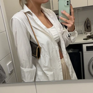 vit skjorta - Vit lång skjorta från Topman, storlek M