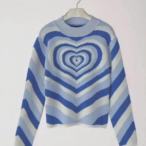 Heart wave sweather  - Säljer denna superfina blå heart wave sweather från Cider, har endast använt den en gång men säljer den eftersom den inte kommer till användning, köparen betalar för frakten💕 (inte mina bilder) 