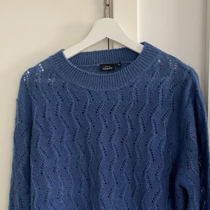 Stickad tröja - Stickad tröja från Kappahl, stor i storleken💙 köp direkt för 150 kr