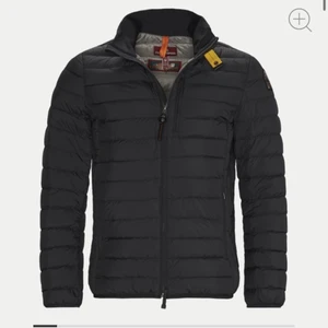 Parajumper - Säljer denna fina jacka pågrund av att jag hittat en annan jacka jag ska köpa. Endast använd en vinter köpt för ca 4 tusen om inte mer jätte skön fickor finns på inne och ut sidan på jackan den värmer jätte bra och är fin 