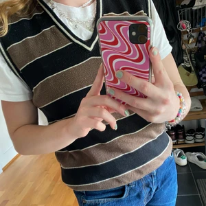 Randig väst - Brun/svart väst i bra skick. Passar att ha med t shirt men också enskilt