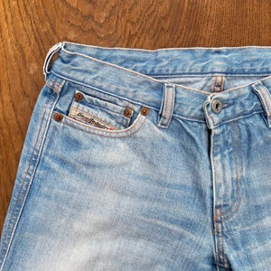 Jeans - Säljer dessa skitsnygga byxor från diesel pågrund av att dem är för små för mig. Fick hem dem idag och önskar verkligen dem hade passat för JÄKLAR vad snygga dem är!! Innerbenslängden är 78cm och midjemåttet är 80cm