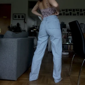 högmidjade jeans - SÅ FINA JEANS!! skulle inte sälja de ifall de inte blivit för små! de har den perfekta blå-gråa färgen och längden för mig som är ca 165 cm. De är lite långa i benen på mig men på sättet jag vill ha det