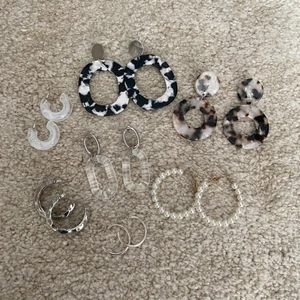 Örhängen😍 - ‼️Säljer alla örhängen i ett‼️ Alla är från olika märken minns inte alla, knappt använda😍