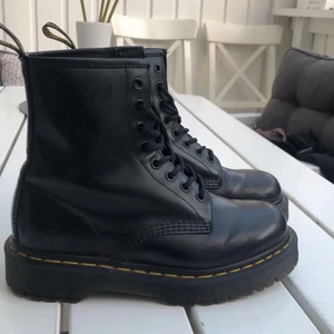 Svarta Dr. Martens  - Fina skor i nästan nyskick, bara använda några gånger. Båda skorna har lite repor fram men annars nästan inga defekter, lite creasade💕