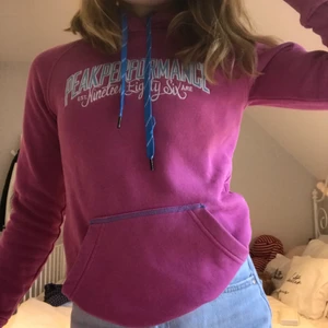 Hoodie rosa med text - Rosa sval hoodie med text på. Den är lite för liten för mig och det är därför jag säljer den. Den är i bra skick och är inte så väl använd. 