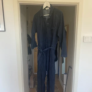 Mörkblå denim jumpsuit!  - Säljer min fina jeans jumpsuit från Monki, då den blivit för stor för mig! Endast använd ett fåtal ggr så plagget är  i gott skick. 