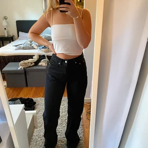 Svarta jeans från nakd - Nya jeans från nakd endast tvättade en gång och använda en gång. Så i bra skick. I storlek 36 och det är väldigt långa på mig som är 167. Säljer för 200 + 66 kr frakt❤️