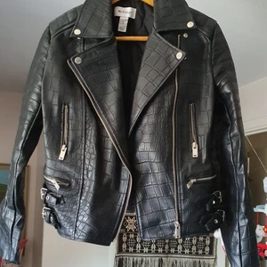 Åkta skin jacka  - I mycket bra skick och passar xs_s, jackan är slut såld och användade en gång.mycket varmt och matcherar med allt 