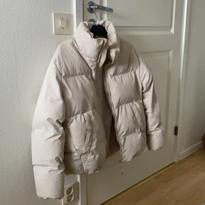 Puffer jacket - En beige pufferjacket som tyvärr inte kommer till användning. Supersnygg modell precis som dessa jackor ska sitta, lite oversized. Jag är 1.60 och har storlek L och den är oversized på ett väldigt snyggt sett. För mer info skriv privat 💗 