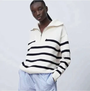 Zara stickad zip tröja - Säljer den populära zip tröja ifrån zara, FAST I EN MARINBLÅ FÄRG OCH UTAN RÄNDER (se färg på bild 2). Den är i storlek S men modellen är oversized så skulle nästan säga att de allra flesta storlekar kan ha den! Så bra skick, endast använd ett fåtal gånger💕💕 buda från 250kr 