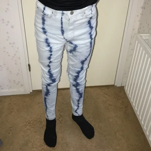 Jeans storlek S - Detta par tvåblåfärgade jeans kommer från Cubus kontakta mig via DM vid intresse vid köp, buda privat🥰