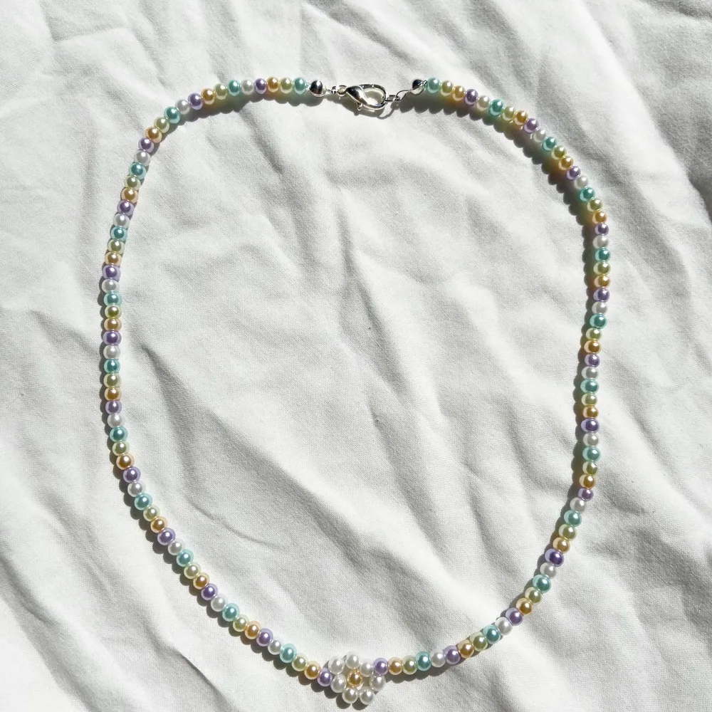 Handgjort halsband med pastellfärgade pärlor 🌸 Checka in min webbshop https://www.beadedful.com/ för fler söta handgjorda smycken! . Accessoarer.