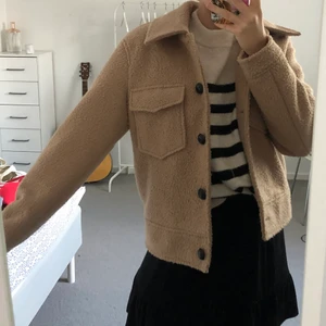 Höst Jacka - As snygg höstjacka i jätte mysigt material och jätte härlig färg perfekt till våren!🌟🥰 köpt för 599kr 